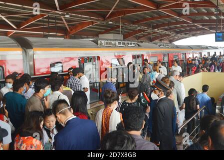 Les Pakistanais et les Chinois qui détiennent les drapeaux nationaux des deux pays et qui apprécient de voyager dans le métro ligne Orange (OLMT), alors que le ministre en chef du Punjab, M. Sardar Usman Buzdar, a inauguré le projet de métro ligne Orange à Lahore. Ce projet comprend vingt-six stations et voies s'étendant sur 27,12 km. Il s'agit du premier projet de transport public à courant électrique par lequel environ deux personnes se déplacent quotidiennement dans le lac cinquante mille.un projet de métro prévu dans le cadre du corridor économique Chine-Pakistan (CPEC), Passe sur une piste après son ouverture officielle dans la ville orientale de Lahore. (Photo par Banque D'Images