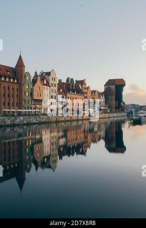 Paysage urbain de la vieille ville de Gdansk sur la rivière Motlawa, Pologne Banque D'Images