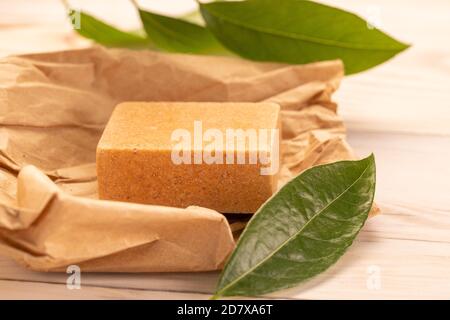 Savon d'huile d'olive d'Alep. Naturel, traditionalBar de savons Alep, produit syrien traditionnel Banque D'Images