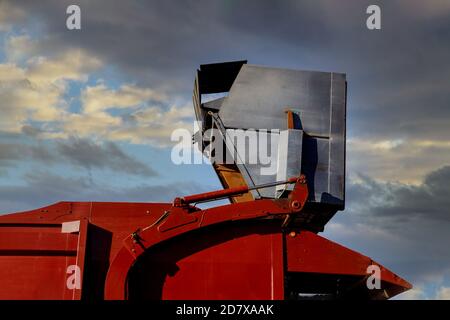 Collecte et élimination des ordures dans la ville le camion emporte les ordures des services publics pour l'entretien de la maison. Banque D'Images