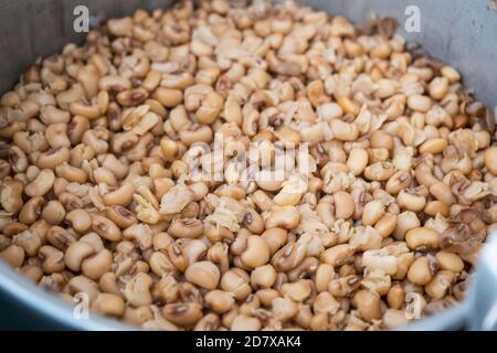 Haricots bruns bouillis dans un pot pour préparer le porridge de haricots nigérians - Ewa Riro Banque D'Images