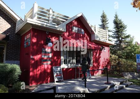 17 octobre 2020 - Collinwood Ontario Canada. Blue Mountain Village - devant Firehall Pizza Co. Luke Durda/Alamy Banque D'Images