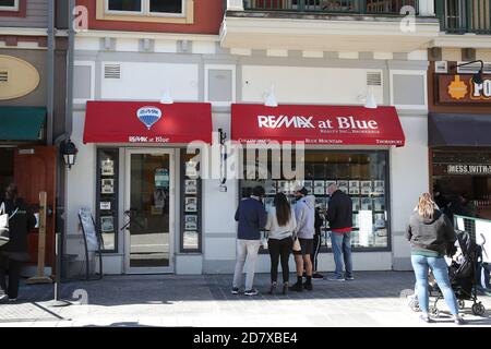 17 octobre 2020 - Collinwood Ontario Canada. Blue Mountain Village - Remax à Blue. Luke Durda/Alamy Banque D'Images