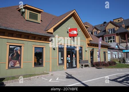 17 octobre 2020 - Collinwood Ontario Canada. Blue Mountain Village - l'entrée principale face au nord. Luke Durda/Alamy Banque D'Images