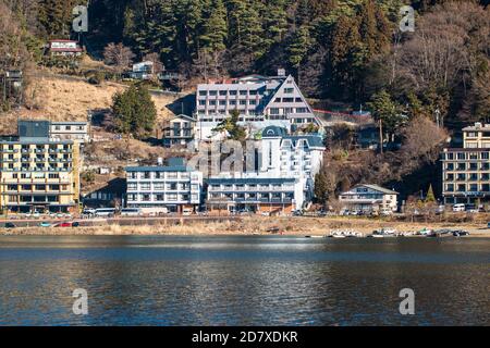 Hôtels et hébergement situés juste en face de la belle Lac Kawaguchi à Fujikawaguchiko Banque D'Images