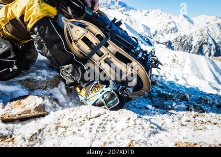 Sac à dos gros plan, raquettes et bâtons de randonnée dans un paysage enneigé. Sports d'hiver et alpinisme concept Banque D'Images