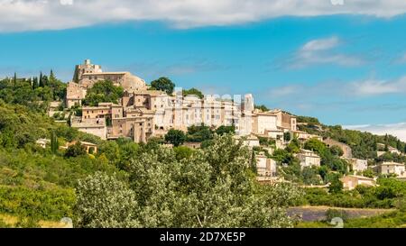 Simiane-la-Rotonde en Provence, magnifique village perché sur la montagne Banque D'Images