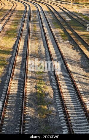 Voies de chemin de fer rouillées sur gravier. Vue de dessus. Banque D'Images