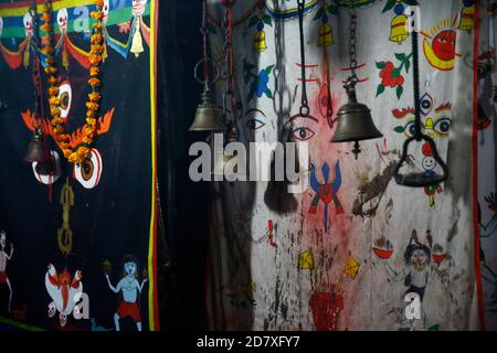 Lalitpur, Népal. 25 octobre 2020. Les prêtres récitent des prières à la déesse Mahakali au cours d'une cérémonie sacrificielle pour repousser les mauvais esprits, une tradition vieille de 1000 ans qui s'est tenue à Nawami, le neuvième jour du festival Dashain à Lalitpur, au Népal, le dimanche 25 octobre 2020. Crédit: Skanda Gautam/ZUMA Wire/Alay Live News Banque D'Images