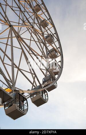 Grande roue contre le ciel bleu au coucher du soleil Banque D'Images