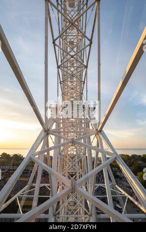 Grande roue contre le ciel bleu au coucher du soleil Banque D'Images