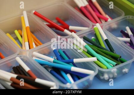 Stylos et crayons photographiés dans une école de Hastings, East Sussex, Royaume-Uni. Banque D'Images