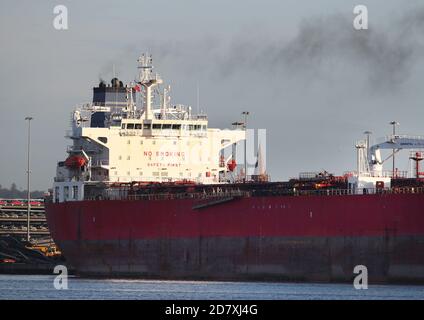 Southampton, Hampshire. 26 octobre 2020. Le pétrolier Nave Andromeda photographié sur les quais de Southampton après que l'équipage ait été sauvé dans un sauvetage spectaculaire par les commandos de Special Boat Service après que sept passagers ont été violents envers l'équipage. Credit Stuart Martin/Alay Live News Banque D'Images