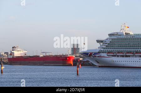 Southampton, Hampshire. 26 octobre 2020. Le pétrolier Nave Andromeda photographié sur les quais de Southampton après que l'équipage ait été sauvé dans un sauvetage spectaculaire par les commandos de Special Boat Service après que sept passagers ont été violents envers l'équipage. Credit Stuart Martin/Alay Live News Banque D'Images