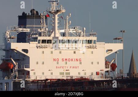 Southampton, Hampshire. 26 octobre 2020. Le pétrolier Nave Andromeda photographié sur les quais de Southampton après que l'équipage ait été sauvé dans un sauvetage spectaculaire par les commandos de Special Boat Service après que sept passagers ont été violents envers l'équipage. Credit Stuart Martin/Alay Live News Banque D'Images