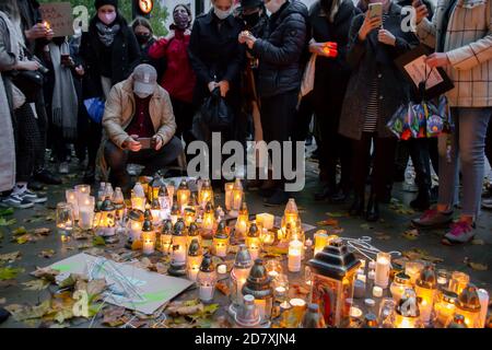 LONDRES/ANGLETERRE- 24 octobre 2020: Bougies, signes et cintres devant l'ambassade de Pologne, protestant contre les nouvelles lois anti-avortement en Pologne Banque D'Images