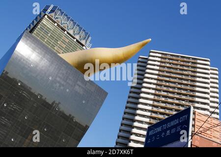 Le bâtiment du siège des brasseries d'Asahi avec la flamme d'Asahi par le designer français Philippe Starck sur la rive est de la rivière Sumida dans le district de Sumida, Banque D'Images