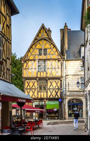 Bâtiments traditionnels à colombages dans le vieux quartier de Bourges, cher, France. Banque D'Images