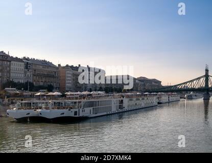 BUDAPEST, HONGRIE - 16 JUILLET 2019 : bateaux de croisière amarrés sur le Danube Banque D'Images