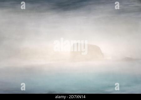 Faites du surf avec des vagues qui se brisent tout autour. Vitesse d'obturation lente créant une atmosphère de rêve et de brume. Côte de la mer du Nord, Westkapelle, pays-Bas Banque D'Images