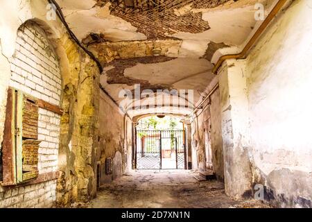 image d'une maison en ruines avec un passage et une porte Banque D'Images