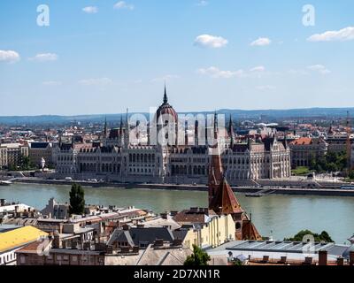 BUDAPEST, HONGRIE - 16 JUILLET 2019 : vue sur le bâtiment du Parlement hongrois et la ville sur le Danube Banque D'Images