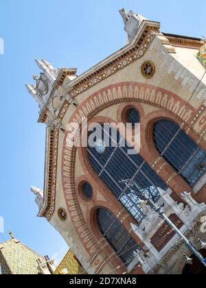 BUDAPEST, HONGRIE - 16 JUILLET 2019 : fenêtre ouvragée dans le bâtiment du Grand Market Hall Banque D'Images