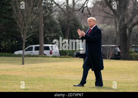 Le président américain Donald Trump traverse la pelouse sud de la Maison-Blanche à bord de Marine One à Washington, D.C., aux États-Unis, le jeudi 30 janvier 2020. Crédit : Alex Edelman/l'accès photo