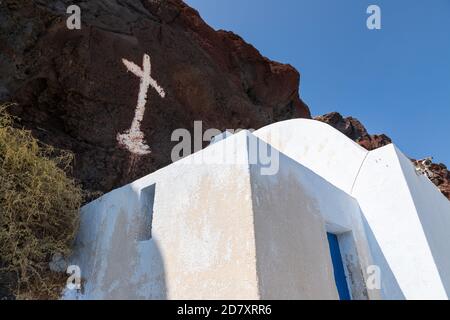 Église orthodoxe Saint Nikolaos à la célèbre Red Beach. Sud-Ouest de Santorini Islande, Grèce. Banque D'Images