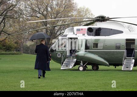 Le président américain Donald Trump monte à bord de l'hélicoptère Marine One sur la pelouse sud de la Maison Blanche, dans le contexte de la pandémie du coronavirus, le 28 mars 2020 à Washington, D.C., crédit: Alex Edelman/The photo Access Banque D'Images