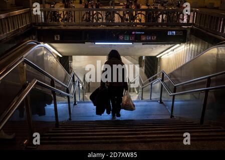 Barcelone, Espagne. 25 octobre 2020. 25 octobre 2020, Barcelone, Catalogne, Espagne: Un homme descend les escaliers jusqu'au métro de Las Ramblas à Barcelone au début du couvre-feu. Le Premier ministre espagnol a approuvé aujourd'hui un nouvel état d'urgence avec des plans pour le maintenir en place jusqu'en mai et le gouvernement catalan impose un couvre-feu obligatoire entre 22h et 6h du matin. Credit: Jordi Boixareu/Alamy Live News Banque D'Images