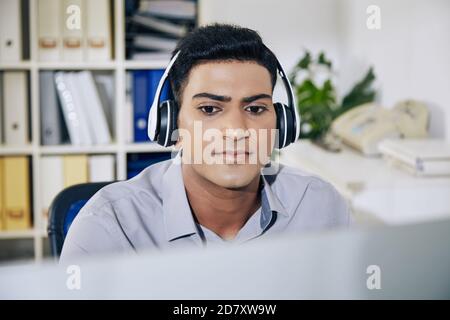 Programmation pensive man Banque D'Images