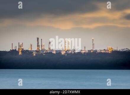 WhiteGate, Cork, Irlande. 26 octobre 2020. Vue sur les tours de distillation et les réservoirs de stockage avant l'aube à la raffinerie Irving Oil de Whitegate, Co. Cork, Irlande. - crédit; David Creedon / Alamy Live News Banque D'Images