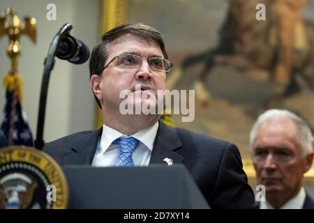 Le secrétaire du ministère des anciens Combattants, Robert Wilkie, parle devant le président Donald Trump, qui signe un décret exécutif intitulé « feuille de route nationale pour l'autonomisation des anciens combattants et la fin du suicide » dans la salle Roosevelt de la Maison Blanche à Washington, D.C., le 5 mars 2019. Tout en répondant aux questions après la signature, Trump a déclaré aux journalistes que « la chasse aux sorcières continue », en référence aux efforts des démocrates du Congrès pour enquêter sur le fils des présidents et au conseiller présidentiel Jared Kuschner. Crédit : Alex Edelman/l'accès photo Banque D'Images