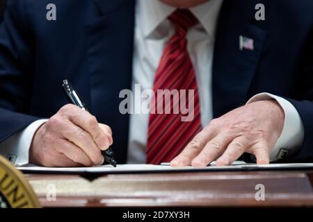 Le président Donald Trump signe un décret exécutif intitulé « feuille de route nationale pour l'autonomisation des vétérans et la fin du suicide » dans la salle Roosevelt de la Maison Blanche à Washington, D.C., le 5 mars 2019. Tout en répondant aux questions après la signature, Trump a déclaré aux journalistes que « la chasse aux sorcières continue », en référence aux efforts des démocrates du Congrès pour enquêter sur le fils des présidents et au conseiller présidentiel Jared Kuschner. Crédit : Alex Edelman/l'accès photo Banque D'Images