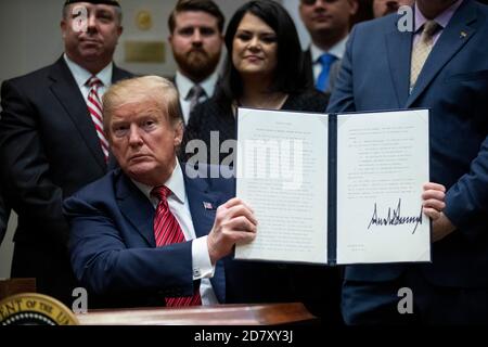 Le président Donald Trump signe un décret exécutif intitulé « feuille de route nationale pour l'autonomisation des vétérans et la fin du suicide » dans la salle Roosevelt de la Maison Blanche à Washington, D.C., le 5 mars 2019. Tout en répondant aux questions après la signature, Trump a déclaré aux journalistes que « la chasse aux sorcières continue », en référence aux efforts des démocrates du Congrès pour enquêter sur le fils des présidents et au conseiller présidentiel Jared Kuschner. Crédit : Alex Edelman/l'accès photo Banque D'Images