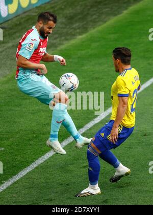 Mario Gaspar de Villarreal CF et Luis Alfonso Pacha Espino de Cadix CF pendant le match de la Liga entre le FC Cadix et Villarreal joué au stade Ramon de Carranza le 25 octobre 2020 à Cadix, Espagne. (Photo par Antonio Pozo/PRESSINPHOTO) Credit: Pro Shots/Alamy Live News Banque D'Images