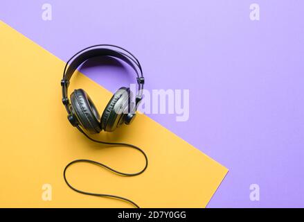 Casques sur fond jaune et violet. Copier l'espace. Banque D'Images