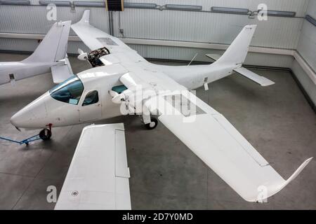 Avions légers bimoteurs à ailes hautes dans un hangar Banque D'Images