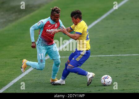 Samuel Chukwueze de Villarreal CF et Luis Alfonso Pacha Espino de Cadix CF pendant le match de la Liga entre le FC Cadix et Villarreal joué au stade Ramon de Carranza le 25 octobre 2020 à Cadix, Espagne. (Photo par Antonio Pozo/PRESSINPHOTO) Credit: Pro Shots/Alamy Live News Banque D'Images