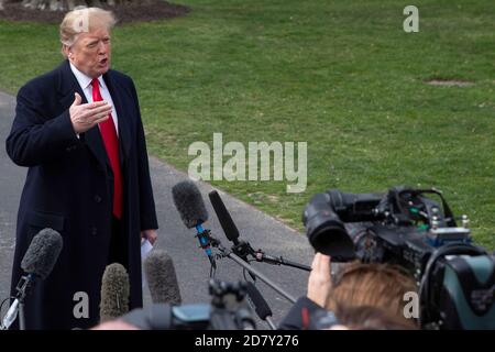 Le président américain Donald Trump s'entretient avec les journalistes lorsqu'il quitte la Maison Blanche à bord de Marine One le mercredi 20 mars 2019 à Washington, D.C. Trump doit prendre l'avion pour l'Ohio cet après-midi pour visiter une usine de fabrication afin de construire des chars pour l'armée américaine. À la suite de sa visite de l'usine, Trump devrait assister à un rassemblement de collecte de fonds avant de retourner à Washington, D.C. ce soir. Crédit : Alex Edelman/l'accès photo Banque D'Images