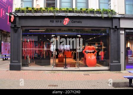 Extérieur de la boutique Rolling Stones, Carnaby Street, Londres. Le premier magasin du groupe légendaire a été ouvert à Londres le 9 septembre 2020. Banque D'Images