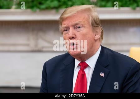 Le président américain Donald Trump s'entretient avec le Premier ministre de la République tchèque Andrej Babiš lors d'une réunion du Bureau ovale avec leurs épouses Monika Babišová et la première dame Melania Trump à la Maison Blanche à Washington, D.C., le 7 mars 2019. Crédit : Alex Edelman/l'accès photo Banque D'Images