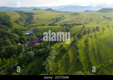 Survolant un village en Transylvanie. Vue aérienne par drone de Manastireni, Roumanie par drone Banque D'Images