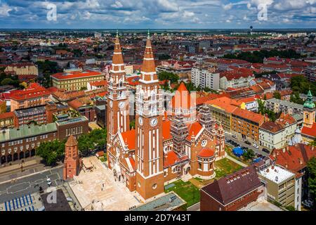 Szeged, Hongrie - vue aérienne de l'église votive et de la cathédrale notre-Dame de Hongrie (Dom Szeged) lors d'une journée d'été ensoleillée avec ciel bleu et nuages Banque D'Images