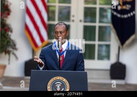 Le golfeur Tiger Woods parle après avoir reçu la Médaille présidentielle de la liberté du président américain Donald Trump dans le jardin des roses de la Maison Blanche à Washington, D.C., le lundi 6 mai 2019. La Médaille présidentielle de la liberté est le plus grand honneur qu'un président américain peut accorder à un civil. Woods est le quatrième golfeur à recevoir le prix. Crédit : Alex Edelman/l'accès photo Banque D'Images