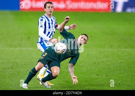 Pablo Maffeo de SD Huesca et Mikel Oyarazabal de Real Sociedad pendant le match de la Liga entre Real Sociedad et Huesca joué au stade Ramon de Carranza le 25 octobre 2020 à Cadix, Espagne. (Photo par Ion Alcoba/PRESSINPHOTO) Credit: Pro Shots/Alamy Live News Banque D'Images