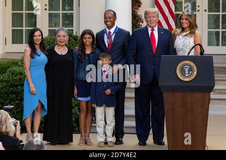 Le président américain Donald Trump et la première dame Melania Trump posent pour une photo avec le golfeur Tiger Woods et sa famille après que Trump a décerné à Woods la Médaille présidentielle de la liberté à Woods dans le jardin des roses de la Maison Blanche à Washington, D.C., le lundi 6 mai 2019. La Médaille présidentielle de la liberté est le plus grand honneur qu'un président américain peut accorder à un civil. Woods est le quatrième golfeur à recevoir le prix. Crédit : Alex Edelman/l'accès photo Banque D'Images