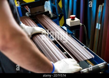 Le travailleur à l'usine mesure les travaux de production de métaux industriels Banque D'Images