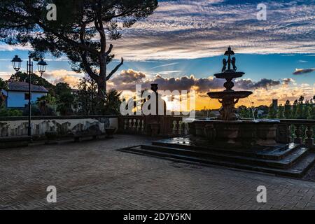 Fontaine du Palazzo dei priori au coucher du soleil. Courtryard de l'hôtel de ville de rinascimental. Viterbo, Italie, Latium Banque D'Images